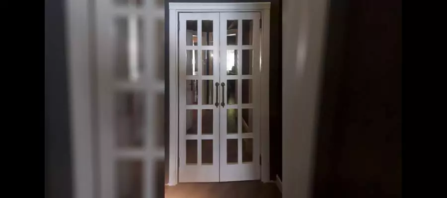 Double Half Open Lacquer Door Hinged In All Directions