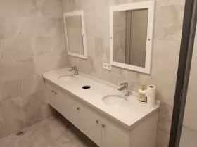 corian tezgahlı banyo dolabı