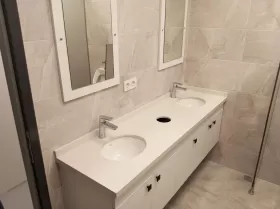 corian tezgahlı bayan banyo dolabı