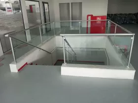 yemekhane girişi alüminyum merdiven korkuluğu