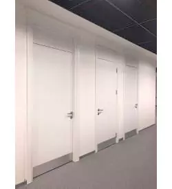 aluminyum kasalı ve pencereli laminat okul kapısı