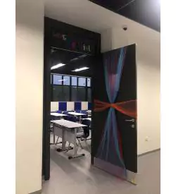 sac korumalı ve camlı laminat okul kapısı