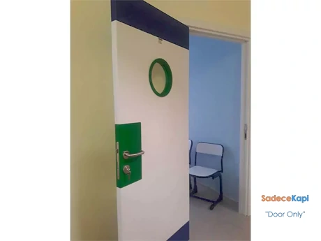 pencereli ve sac şeritli laminat okul kapısı