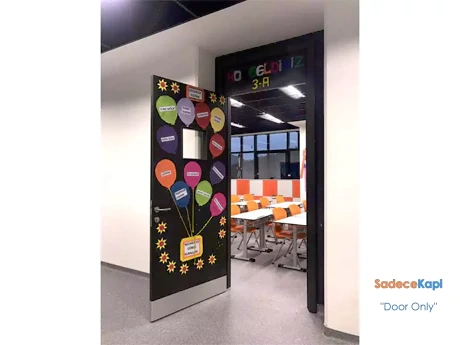 sac korumalı ve camlı laminat okul kapısı