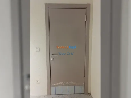 tekmelikli ve paslanmaz kollu kompozit kapı